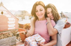 12 Meaningful Gifts for Mom She Will Love to Have gifts for mom